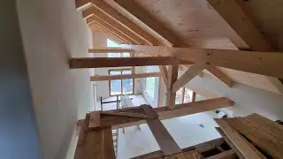 Světlá hliněná omítka v moderní dřevostavbě