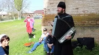 Отец Михаил и православная молодежь Дона – В землянке