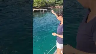 só alimentando os peixes