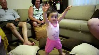 Em pé sozinha.