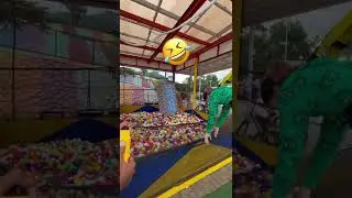 Naik Mesin Capit Manusia Tangan ku jadi kecil ! Kado Raksasa 