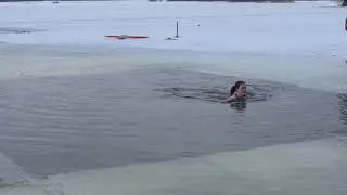 Водокрещение. Закаленная девушка морж совсем не боится ледяной воды и плавает в проруби как летом...