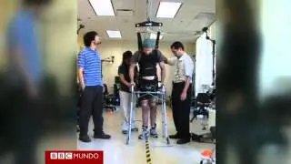 Parapléjico logra caminar con un lector cerebral y electrodos en las rodillas Video BBC Mund