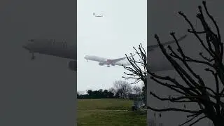 Airplanes landing in zero visibility