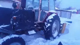 Трактор Юмз-6  лопнул коленвал снял поддон а он ходуном ходит.