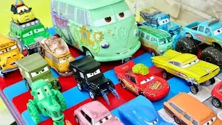 『カーズ』色んなミニカーがカラフルな坂道を走って水の中へ落っこちます♪ Cars minicar falling into the water !