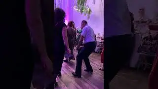 Мама невесты отрывается 