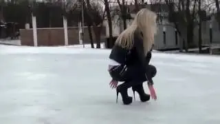 Девушка пытается пройти по льду на шпильках