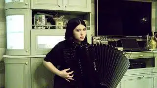 посмотрите как Алина Хлебнова исполнила песню  КОНЬ