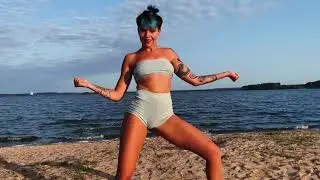 TWERK GIRL ON THE BEACH. Летний вайб