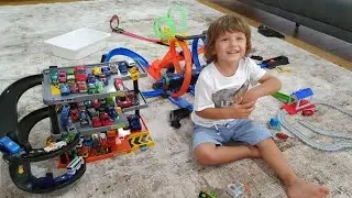 Fatih selimin Hot Wheels Büyük Çarpışma Yarış Seti ve park alanındaki bir sürü araçları