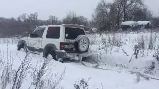 Нива спасает паджеро, помощь вне дорог.