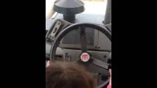 Дочка управляет трактором в 2 года))