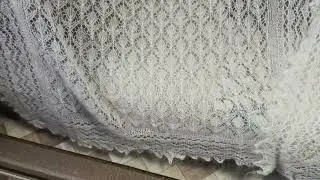 Большие белые пуховые шали ажурной вязки.