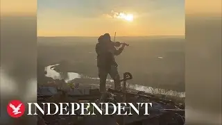 Ukrainian soldier plays violin in de occupied region of Kharkiv