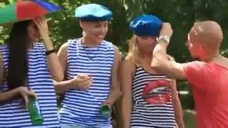 Девушки бьют бутылки об голову за ВДВ