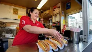 ICELANDS WORLD FAMOUS HOT DOG STAND: BÆJARINS BEZTU PYLSUR IN REYKJAVIK! (4K)