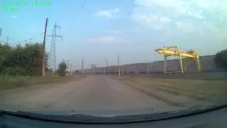 Не заметил, но съехал на обочину, но очкарику всё равно место мало.