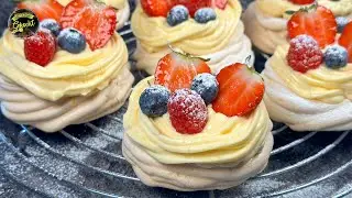 Mini Pavlova with berries - the best dessert in the world