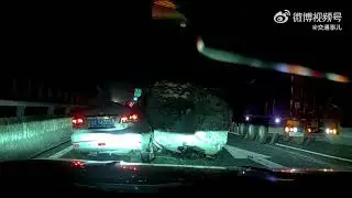 Rock falls off lorry hits cars !!