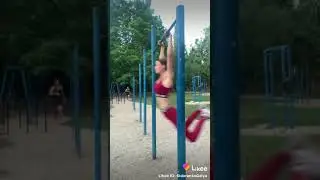 девушка на турнике
