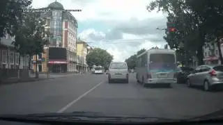 внедорожник тойота-тундра проезд на красный
