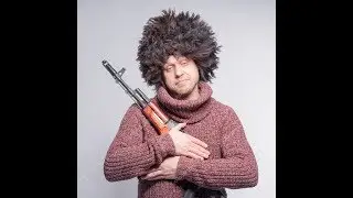 Мужчина рекламирует  ШАПКИ...