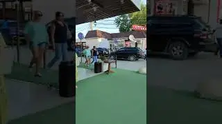Красивая девушка приглашает посетить ресторан на Параллии