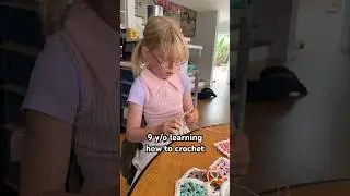 9 year old girl learns how to crochet 🧶 #crochet #haken