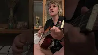 Лиза Комогорцева - Дождь (ДДТ cover) и ночной Севастополь hostel Smile :)