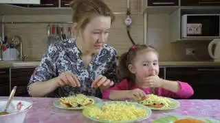 Готовим пиццу вместе с мамой!!! Первое видео Азали Бэй \ Prepare pizza with mom!