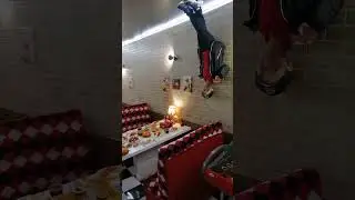 В этом кафе происходит что-то странное.. Something creepy is happening in this cafe...