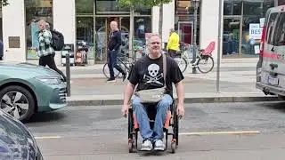 ♿ Rollstuhlfahrschule: Bordstein hinab - mit Hilfe von Poller / Parkuhr / Strßenschild ♿