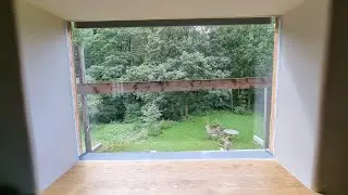Velké okno ve staré roubence