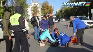 В Керчи мотоциклист сбил девушку на пешеходном переходе