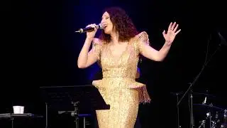 Поет Алла Рид