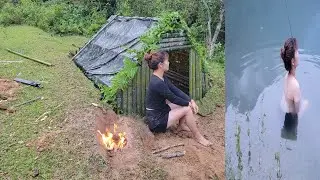 She designed a tent in the rain - Survival by the river, hunting fish to survive the night.