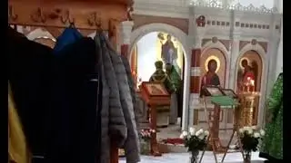 Аминь по лбу! Херувимы в шоке! Епископ сильно бьёт священника по лицу во время литургии. Слышали все