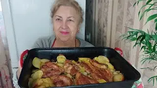 Наша любимая картошка с мясом в духовке. Безумно вкусно и без лишней возни.