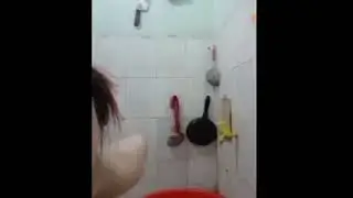 Cewek cantik live sambil mandi bugil