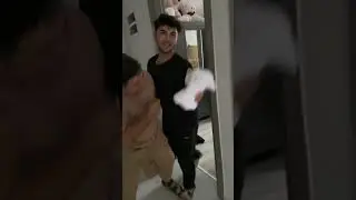 Buketle anılın küçük didişmesi😂😂😂
