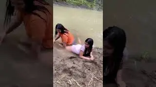 Ngintip ibu dan anak sedang mandi di sungai luurrr😅