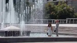 девушки в фонтане