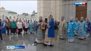 Смотрите в 21:09. Хабаровчане под дождём помолились о победе перед чудотворной иконой