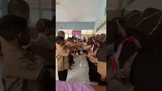 Trend hari guru nih, sebelum anak anak tampil pake baju pramuka dulu karena upacara 🤣🤪😎