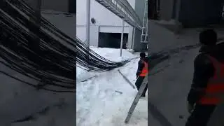 Как не нужно чистить снег (кабеля упали)