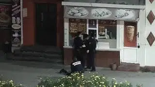 В Нур-Султане пьяная парочка забралась в донерную и не смогла оттуда выбраться