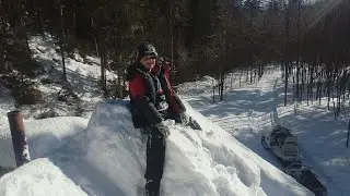 Как мы с сыном, крышу зимовья от снега чистили...