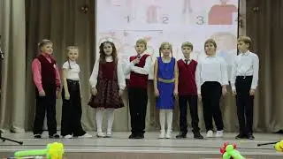 На школьном празднике ко Дню матери выступают устьпристанские ученики. (Видео)