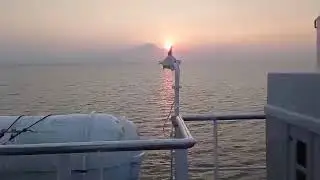 suasana pemandangan sunset di tengah laut || pemandangan sunset di atas kapal